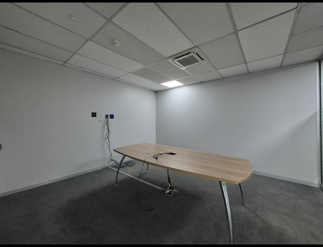 6,233M² OFFICE FOR SALE IN HYDE PARK